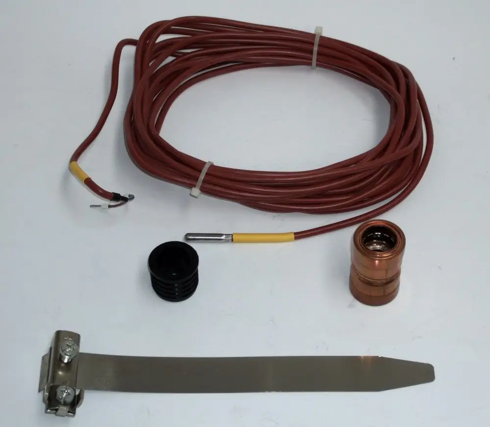 Fühler-Potentialausgleich-Set von Daikin, bestehend aus einem Kabel, einem Sensor und verschiedenen Montageschrauben. Teile sind auf einem hellen Hintergrund angeordnet.